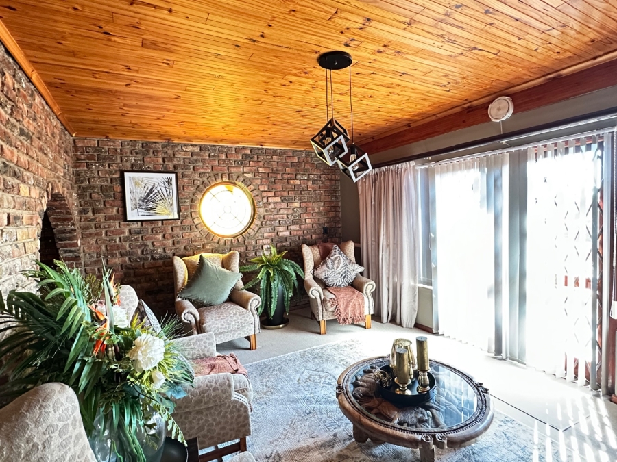 6 Bedroom Property for Sale in Heiderand Western Cape
